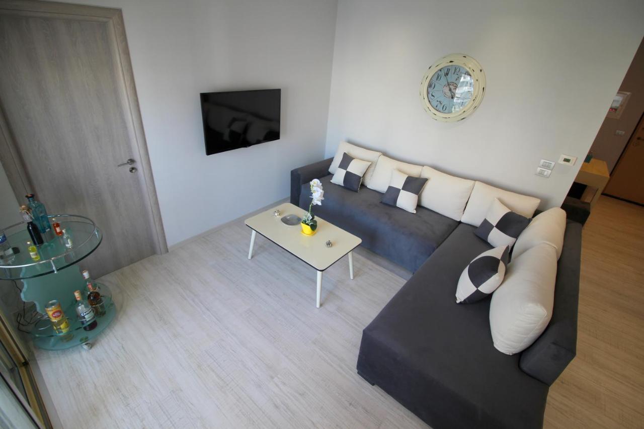 Luxury Seafront Apartments Sarandë Esterno foto